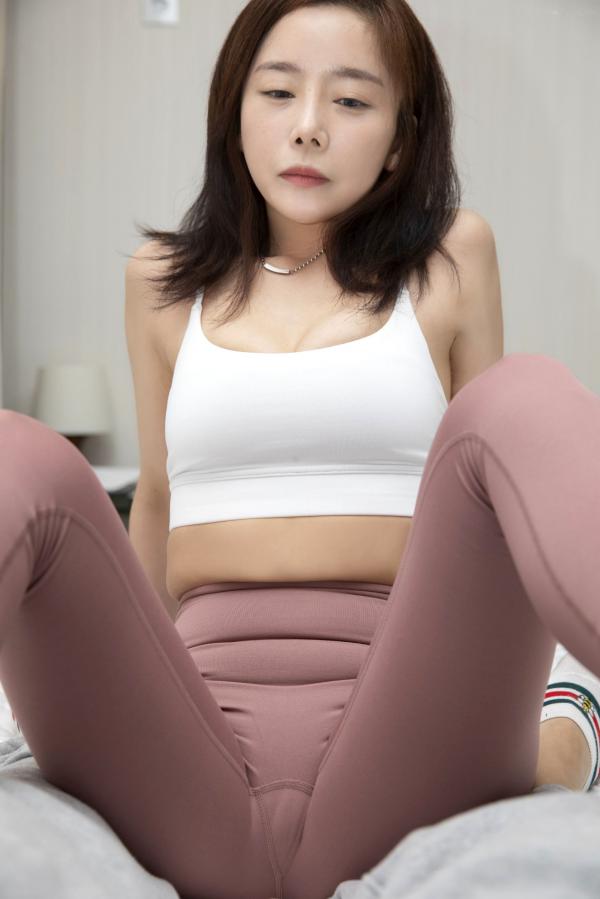    韩国美女LeeHa私房女看护系列：红衫白背心搭配粉色瑜伽裤，居家亲密互动，展现迷人曲线与诱惑魅力第27张图片