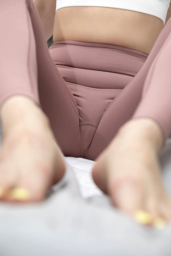    韩国美女LeeHa私房女看护系列：红衫白背心搭配粉色瑜伽裤，居家亲密互动，展现迷人曲线与诱惑魅力第31张图片