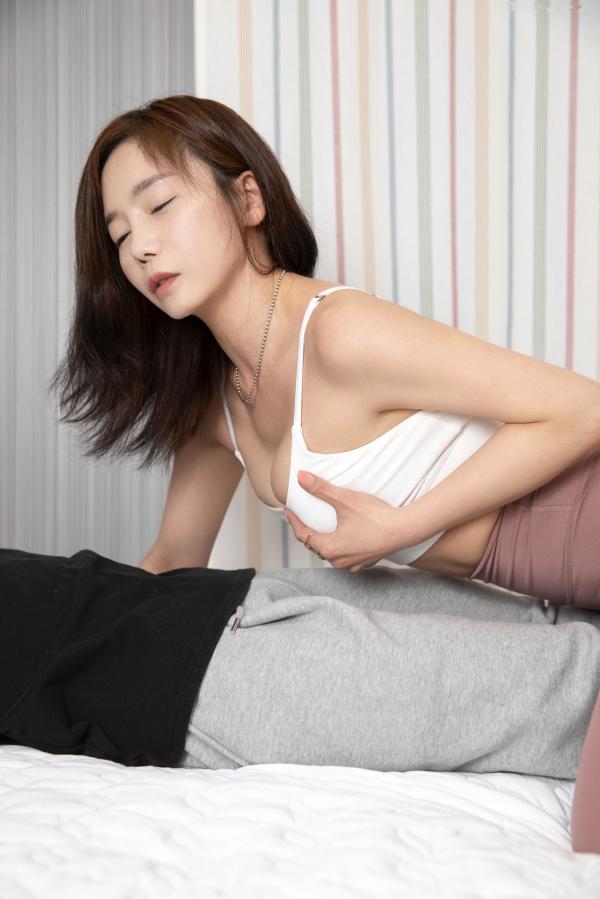    韩国美女LeeHa私房女看护系列：红衫白背心搭配粉色瑜伽裤，居家亲密互动，展现迷人曲线与诱惑魅力第54张图片