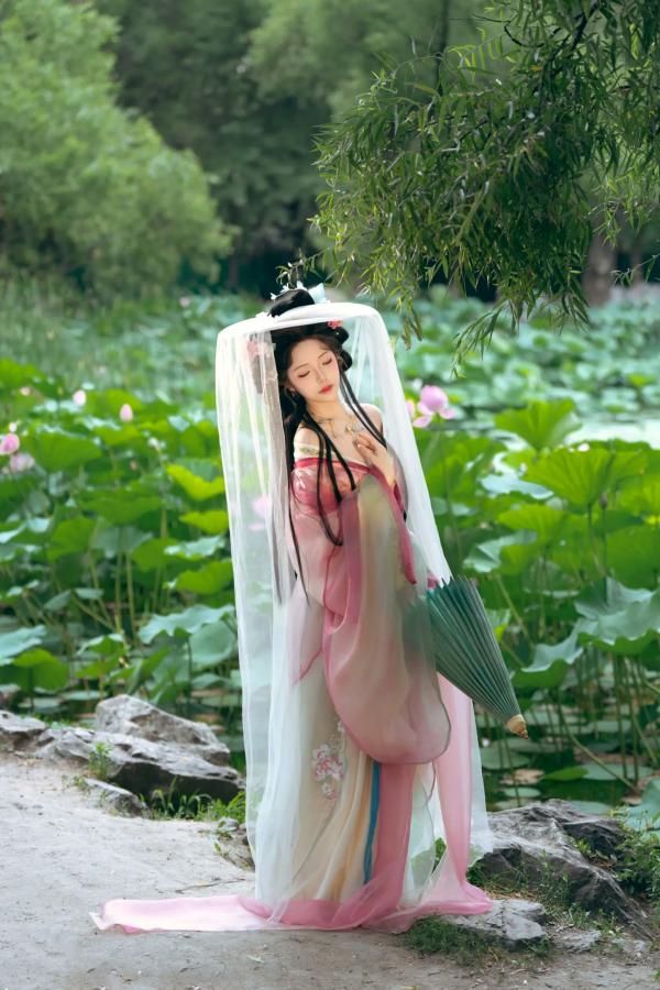    雯妹 - 荷塘月色古风汉服写真 祝您中秋快乐owo [20P]第16张图片