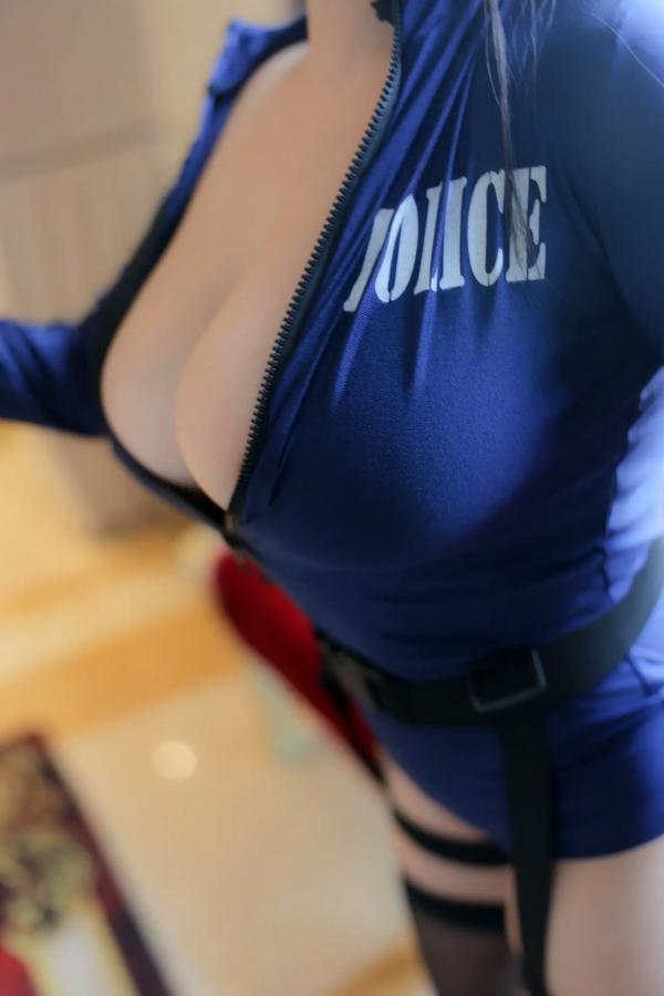    娜娜子yy - 巨乳女警角色扮演，紧身制服诱惑与黑色束缚带，极致大尺度写真视觉冲击 [88P]第18张图片