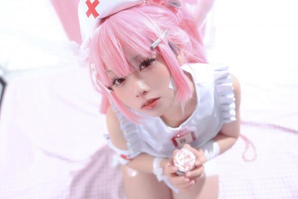    G44不会受伤 - 见习看护师月夜见爱：粉发动漫少女COS护士装制服诱惑，二次元梦幻私房写真 [31P]第12张图片