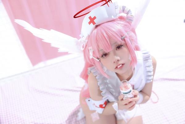    G44不会受伤 - 见习看护师月夜见爱：粉发动漫少女COS护士装制服诱惑，二次元梦幻私房写真 [31P]第13张图片