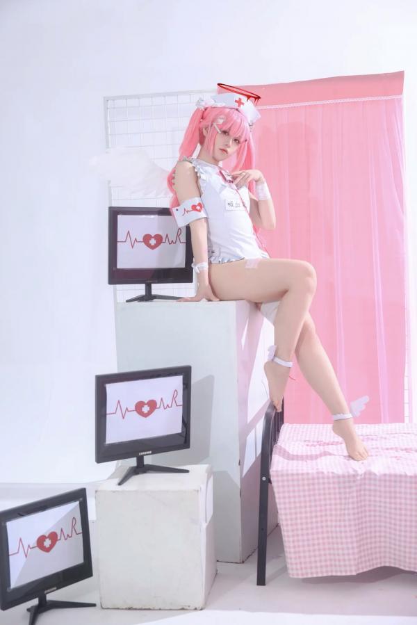    G44不会受伤 - 见习看护师月夜见爱：粉发动漫少女COS护士装制服诱惑，二次元梦幻私房写真 [31P]第24张图片