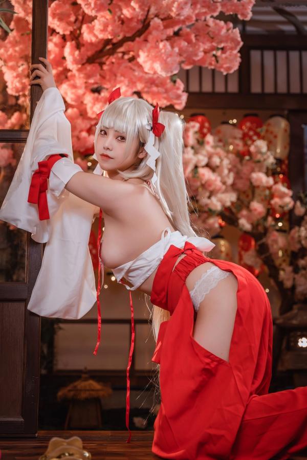    蜜汁猫裘-084-可畏巫女 唯美日式巫女角色扮演 银发双马尾高颜值御姐诱惑写真第11张图片