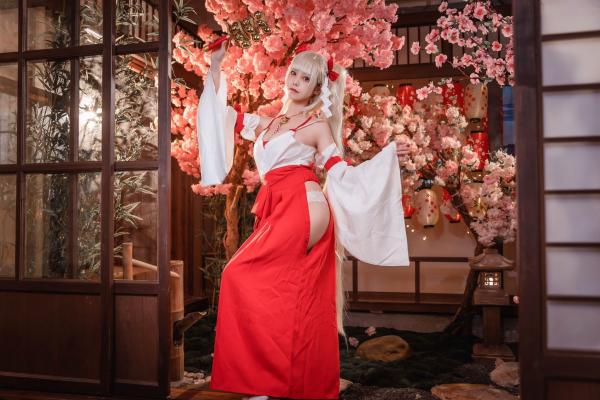    蜜汁猫裘-084-可畏巫女 唯美日式巫女角色扮演 银发双马尾高颜值御姐诱惑写真第50张图片
