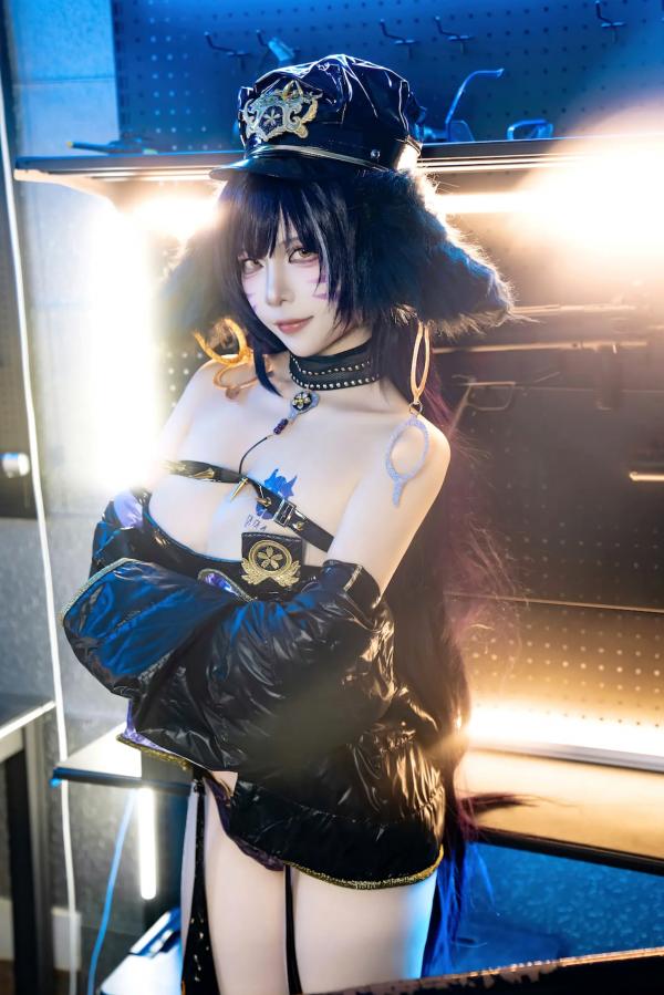    二佐Nisa - 碧蓝航线武藏极品黑丝特工女警cos，硬核战术风与极致性感诱惑写真第23张图片