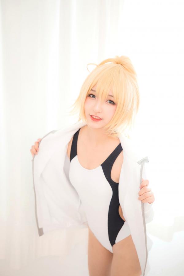    神楽坂真冬《Fate/Grand Order》白贞德角色扮演泳装写真，私房照与户外夜景完美结合，极致还原动漫少女萌系诱惑第2张图片