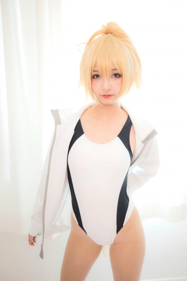    神楽坂真冬《Fate/Grand Order》白贞德角色扮演泳装写真，私房照与户外夜景完美结合，极致还原动漫少女萌系诱惑第3张图片
