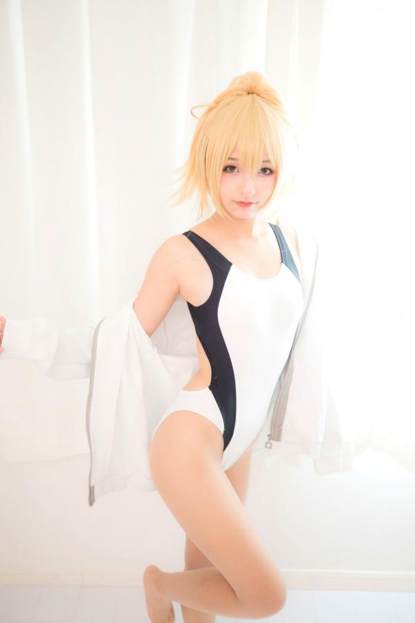    神楽坂真冬《Fate/Grand Order》白贞德角色扮演泳装写真，私房照与户外夜景完美结合，极致还原动漫少女萌系诱惑第4张图片