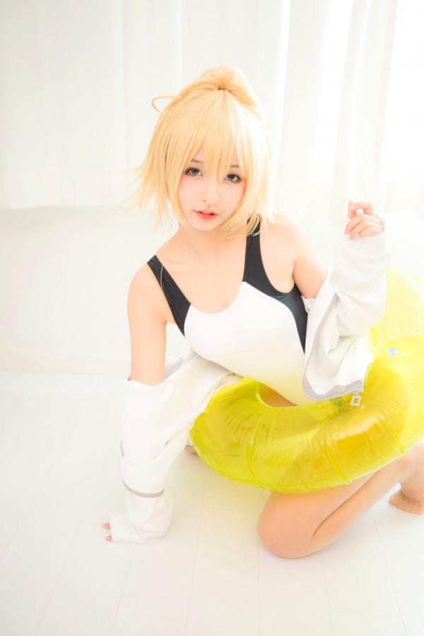    神楽坂真冬《Fate/Grand Order》白贞德角色扮演泳装写真，私房照与户外夜景完美结合，极致还原动漫少女萌系诱惑第7张图片