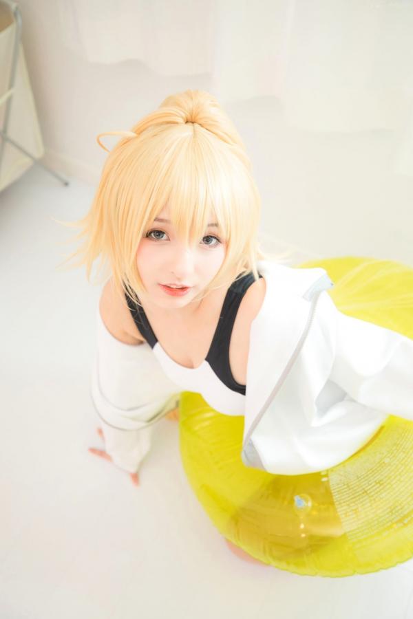    神楽坂真冬《Fate/Grand Order》白贞德角色扮演泳装写真，私房照与户外夜景完美结合，极致还原动漫少女萌系诱惑第8张图片