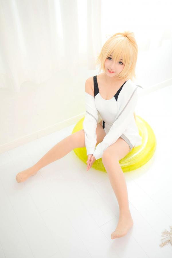    神楽坂真冬《Fate/Grand Order》白贞德角色扮演泳装写真，私房照与户外夜景完美结合，极致还原动漫少女萌系诱惑第9张图片
