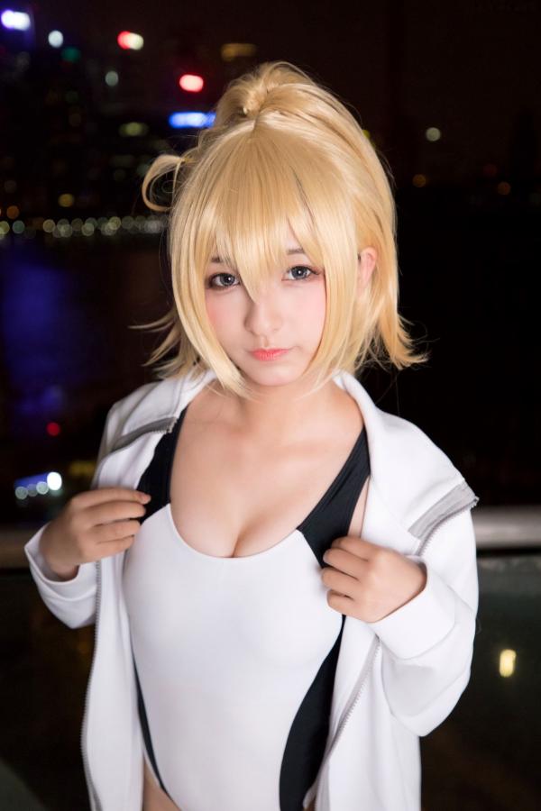   神楽坂真冬《Fate/Grand Order》白贞德角色扮演泳装写真，私房照与户外夜景完美结合，极致还原动漫少女萌系诱惑第23张图片