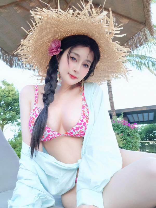    Coser小姐姐白银[fantia]夏日海边度假写真：碎花比基尼释放火辣身材，清新诱惑风格 2025.02 [104P]第33张图片