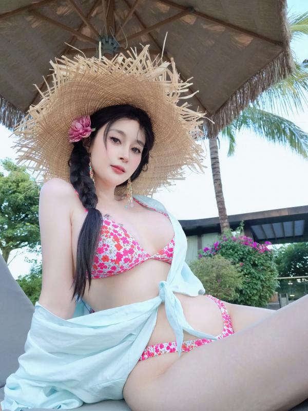    Coser小姐姐白银[fantia]夏日海边度假写真：碎花比基尼释放火辣身材，清新诱惑风格 2025.02 [104P]第50张图片
