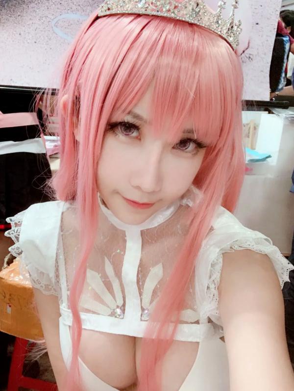   杨衣Yangyi精美COS梅芙：白色公主装的极致诱惑，粉发黑丝美腿写真集第28张图片