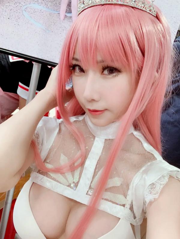    杨衣Yangyi精美COS梅芙：白色公主装的极致诱惑，粉发黑丝美腿写真集第31张图片