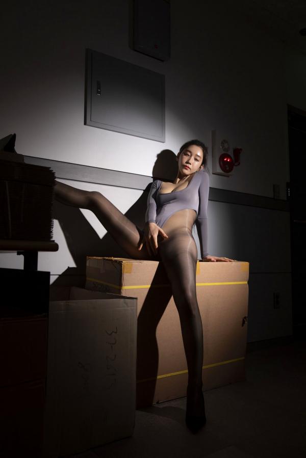    韩国美女Lee Ha办公室女郎系列：兔女郎与诱惑包臀裙，极致丝袜身材，氛围感私房写真大片第16张图片