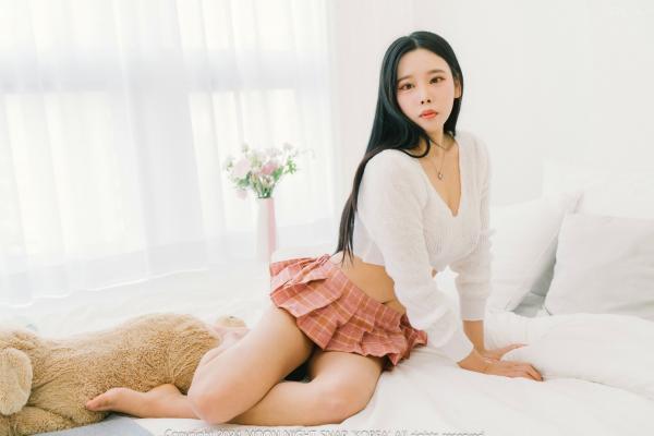    韩国美女Yoo-Ah私房大尺度写真：性感皮革上装配格纹短裙，极致诱惑人体艺术第15张图片