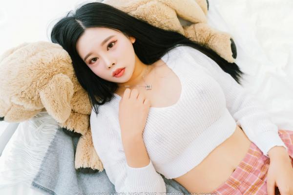    韩国美女Yoo-Ah私房大尺度写真：性感皮革上装配格纹短裙，极致诱惑人体艺术第33张图片