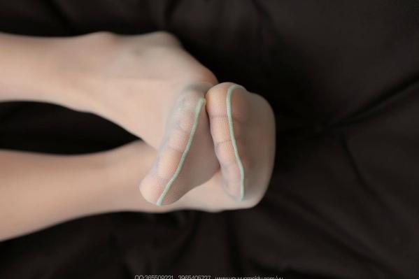    IESS异思趣向 小婕《双子姐妹》私房美腿写真，白丝诱惑镜面自拍，清新修身裙气质柔美第49张图片