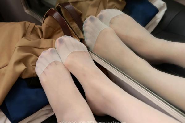    IESS异思趣向 小婕《双子姐妹》私房美腿写真，白丝诱惑镜面自拍，清新修身裙气质柔美第82张图片