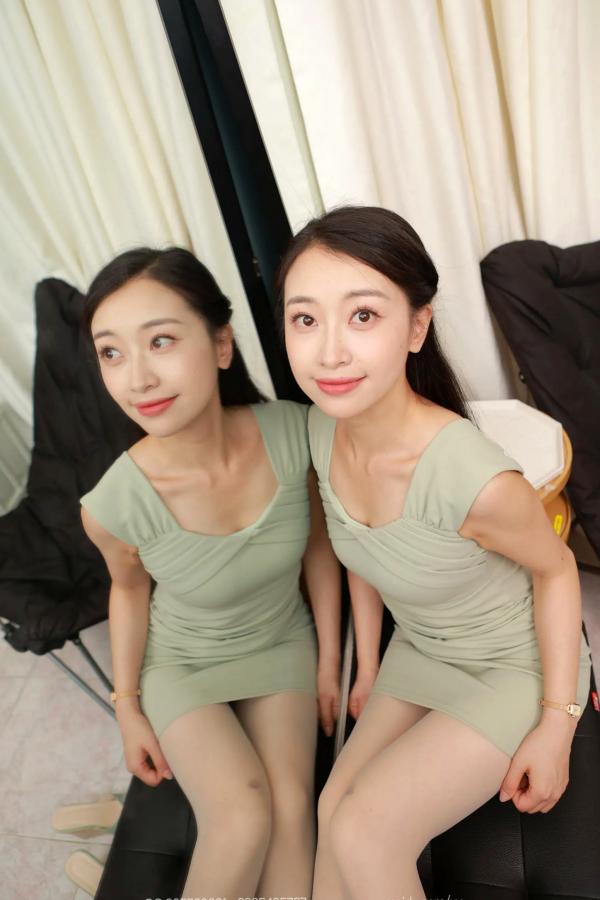    IESS异思趣向 小婕《双子姐妹》私房美腿写真，白丝诱惑镜面自拍，清新修身裙气质柔美第86张图片