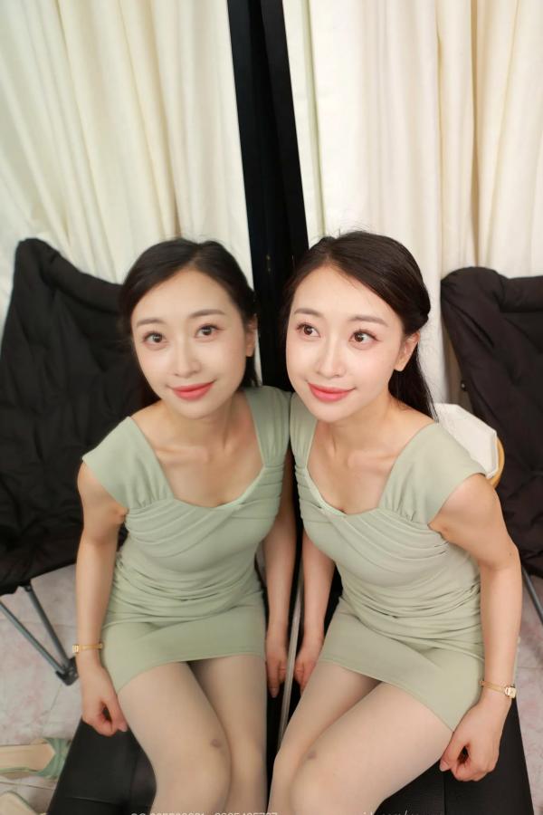    IESS异思趣向 小婕《双子姐妹》私房美腿写真，白丝诱惑镜面自拍，清新修身裙气质柔美第88张图片