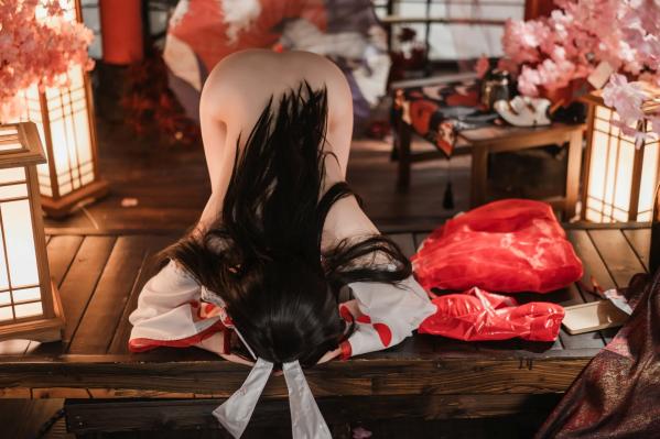    Natsuko夏夏子碧蓝航线大山巫女兔COS写真，极品兔女郎和风连体衣性感大尺度身材，唯美樱花室内私房摄影[71P]第71张图片