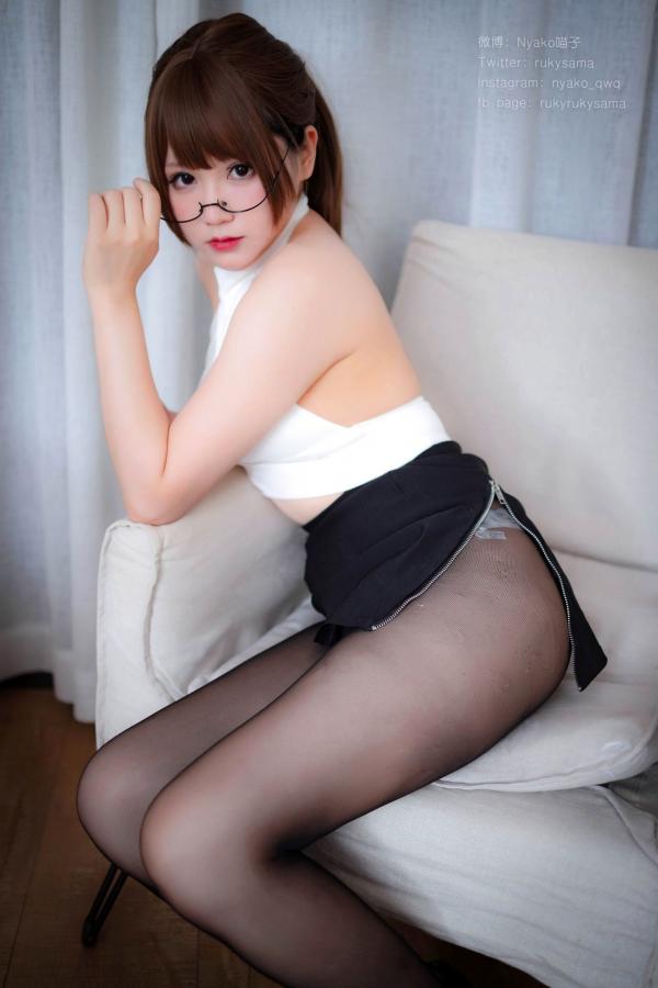    Nyako喵子-护士制服诱惑与黑丝私房写真，童颜巨乳的极致魅力，清新与性感并存的绝美演绎第2张图片