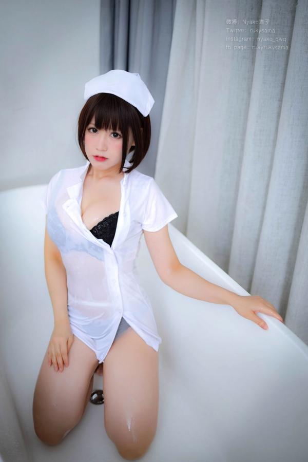    Nyako喵子-护士制服诱惑与黑丝私房写真，童颜巨乳的极致魅力，清新与性感并存的绝美演绎第15张图片