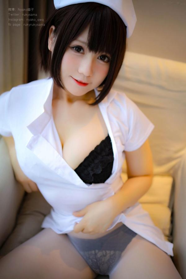    Nyako喵子-护士制服诱惑与黑丝私房写真，童颜巨乳的极致魅力，清新与性感并存的绝美演绎第35张图片