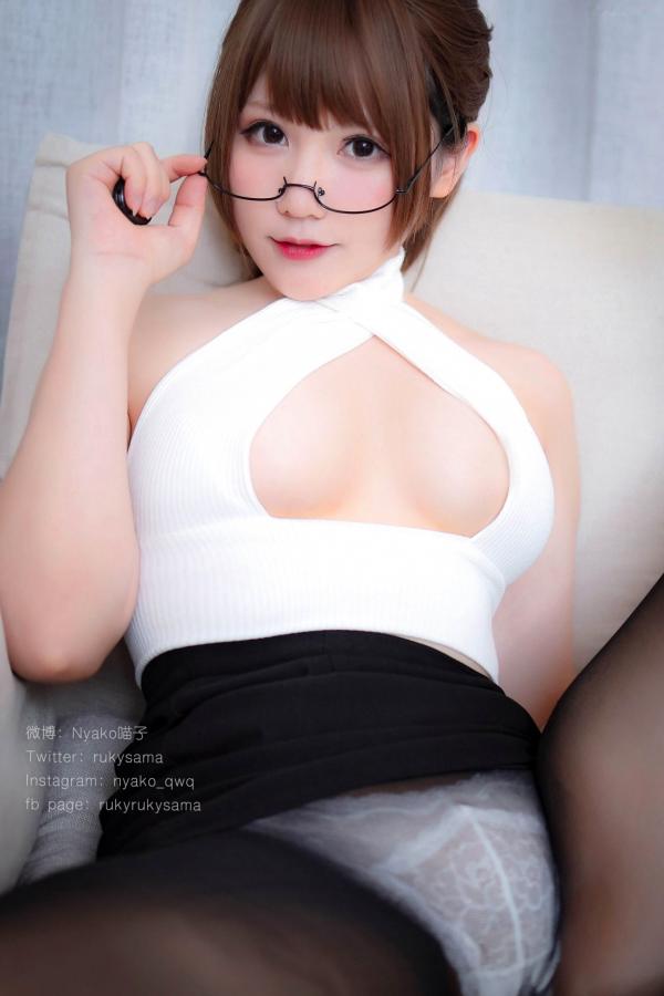    Nyako喵子-护士制服诱惑与黑丝私房写真，童颜巨乳的极致魅力，清新与性感并存的绝美演绎第62张图片
