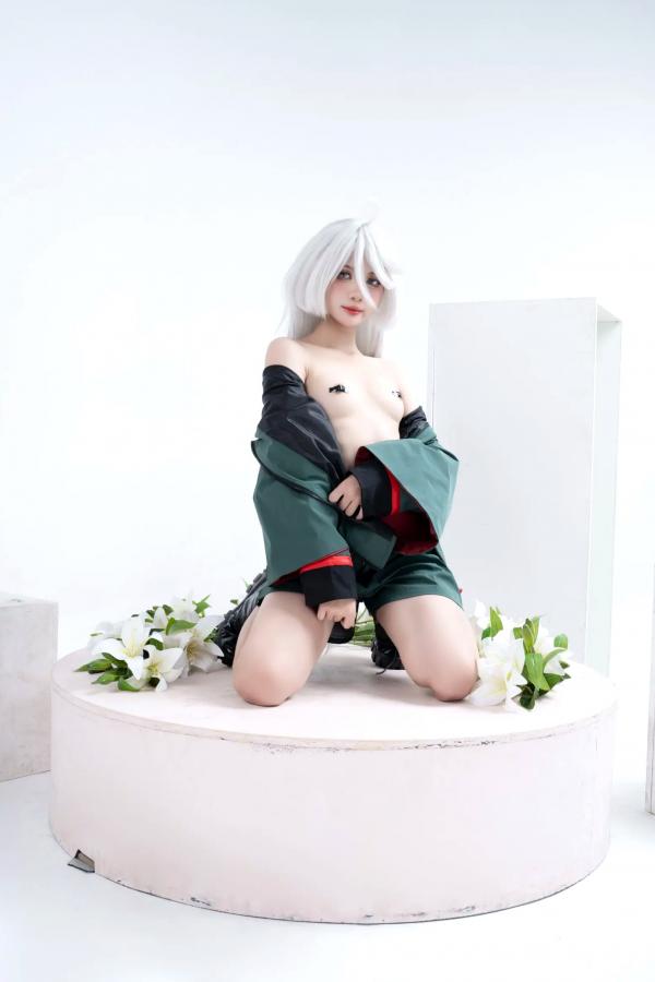    PoppaChan米奥琳涅绝美Cosplay：冷艳银发少女与百合花，大胆衣着尽显禁忌诱惑[40P]第20张图片