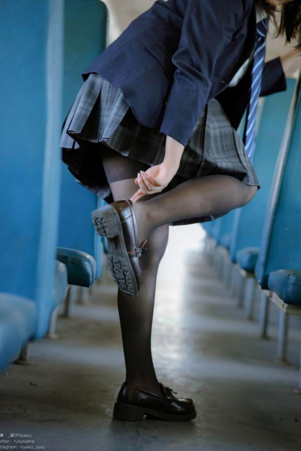    Nyako喵子列车私房照：JK校服制服诱惑，黑丝吊带尽显魅惑撩人气质第4张图片