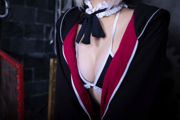    神楽坂真冬-008-绝对服从：高还原度FGO动漫COSPLAY写真，冷艳战斗装与极致身材完美融合，硬核魅惑第9张图片