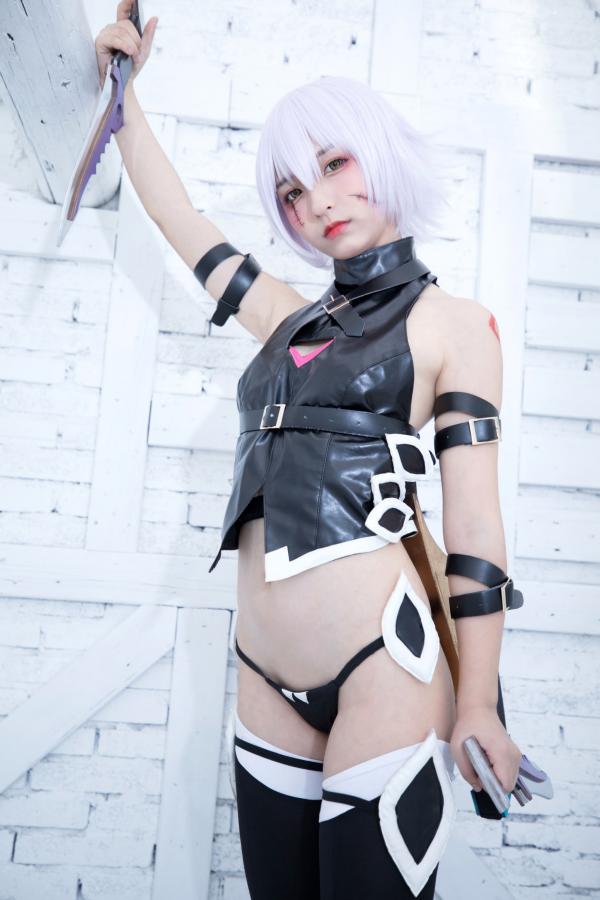    神楽坂真冬-008-绝对服从：高还原度FGO动漫COSPLAY写真，冷艳战斗装与极致身材完美融合，硬核魅惑第13张图片