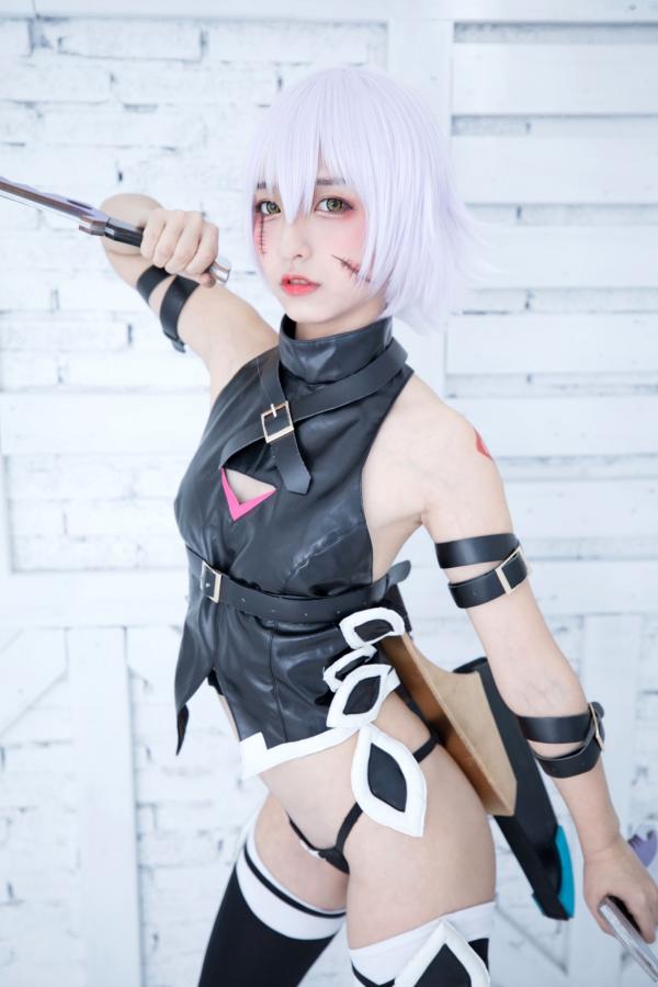    神楽坂真冬-008-绝对服从：高还原度FGO动漫COSPLAY写真，冷艳战斗装与极致身材完美融合，硬核魅惑第14张图片