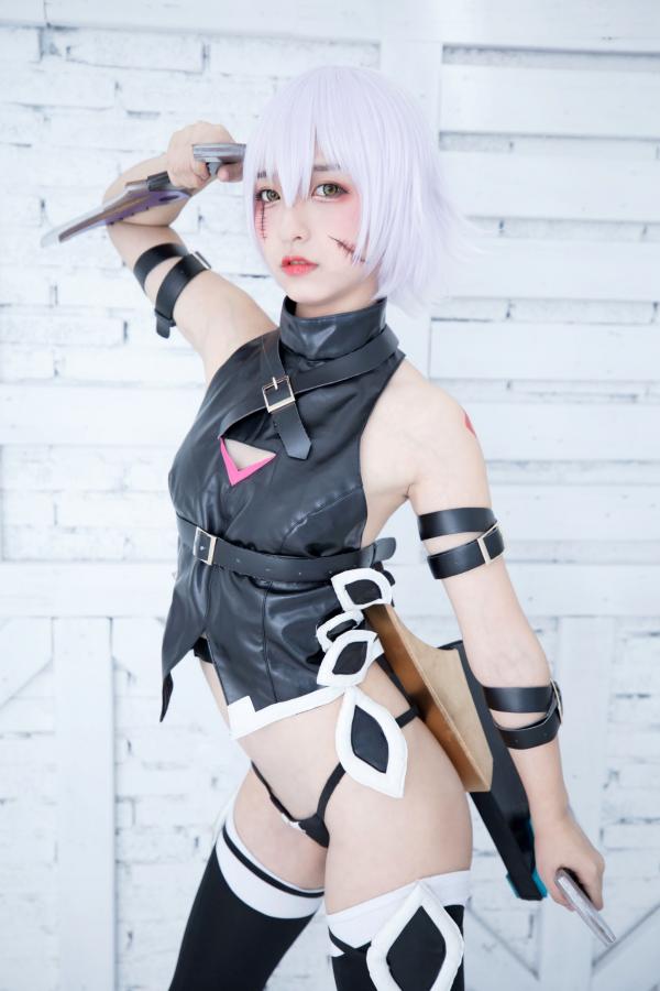   神楽坂真冬-008-绝对服从：高还原度FGO动漫COSPLAY写真，冷艳战斗装与极致身材完美融合，硬核魅惑第15张图片