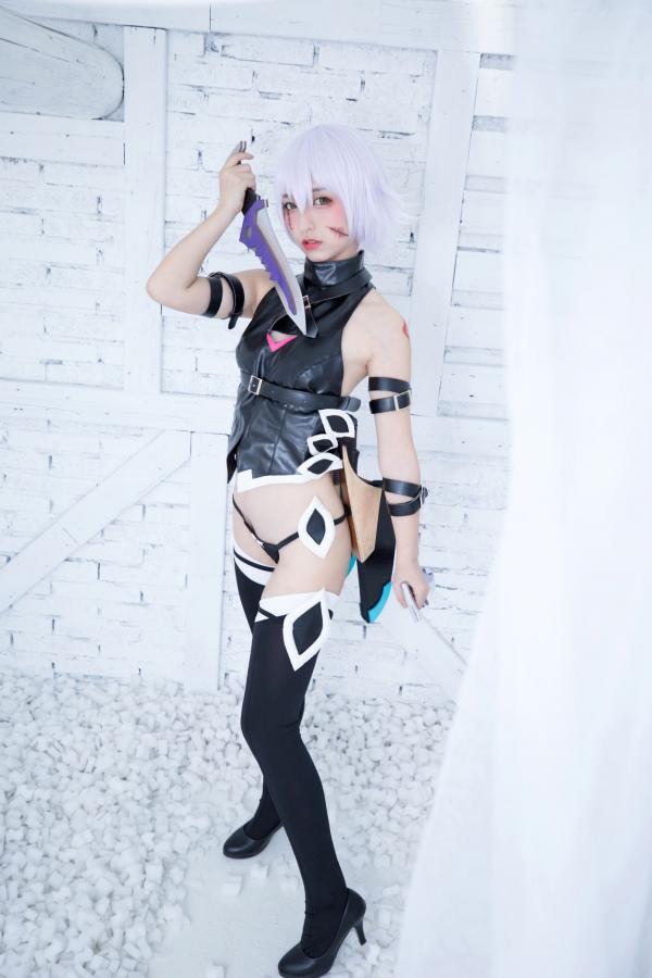   神楽坂真冬-008-绝对服从：高还原度FGO动漫COSPLAY写真，冷艳战斗装与极致身材完美融合，硬核魅惑第16张图片