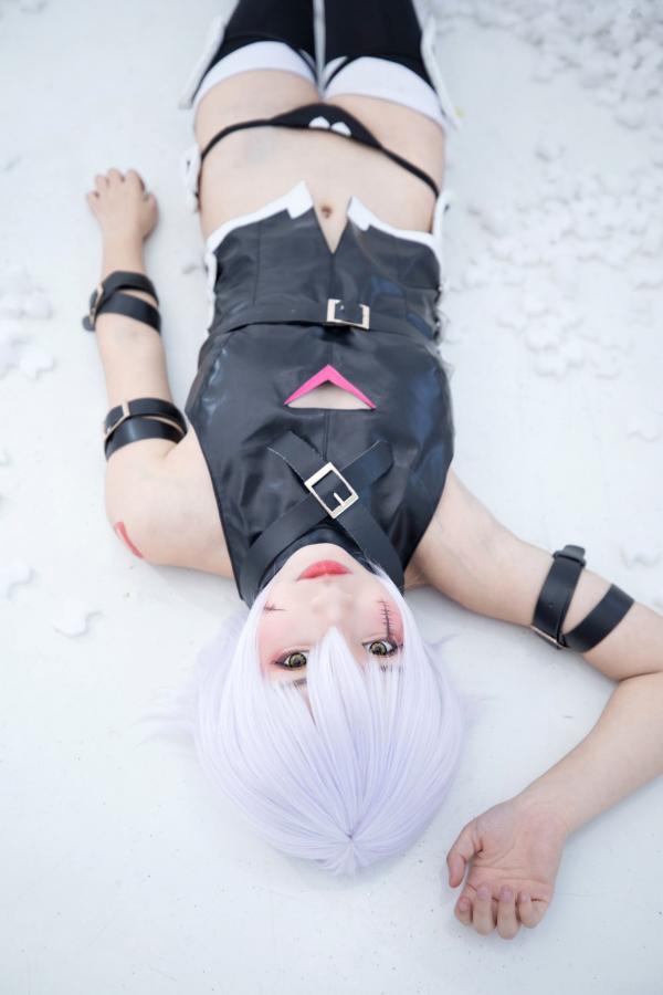    神楽坂真冬-008-绝对服从：高还原度FGO动漫COSPLAY写真，冷艳战斗装与极致身材完美融合，硬核魅惑第20张图片