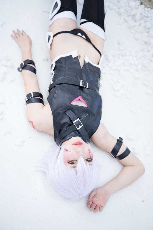    神楽坂真冬-008-绝对服从：高还原度FGO动漫COSPLAY写真，冷艳战斗装与极致身材完美融合，硬核魅惑第22张图片