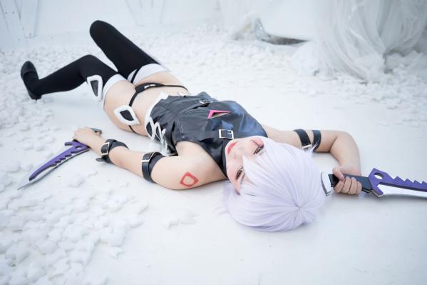    神楽坂真冬-008-绝对服从：高还原度FGO动漫COSPLAY写真，冷艳战斗装与极致身材完美融合，硬核魅惑第27张图片