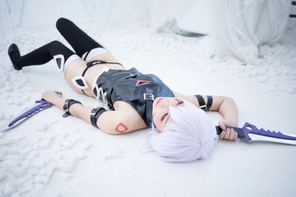    神楽坂真冬-008-绝对服从：高还原度FGO动漫COSPLAY写真，冷艳战斗装与极致身材完美融合，硬核魅惑第28张图片