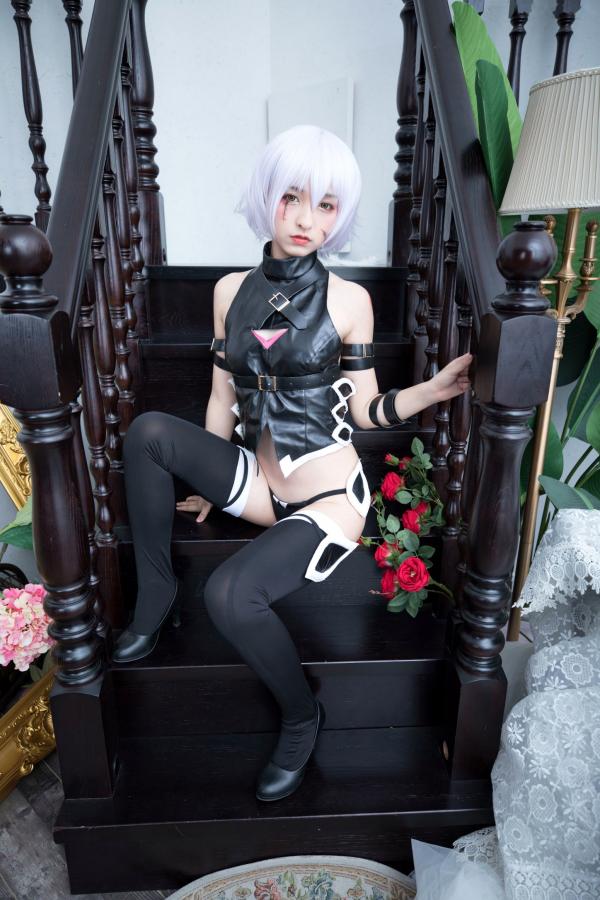    神楽坂真冬-008-绝对服从：高还原度FGO动漫COSPLAY写真，冷艳战斗装与极致身材完美融合，硬核魅惑第33张图片
