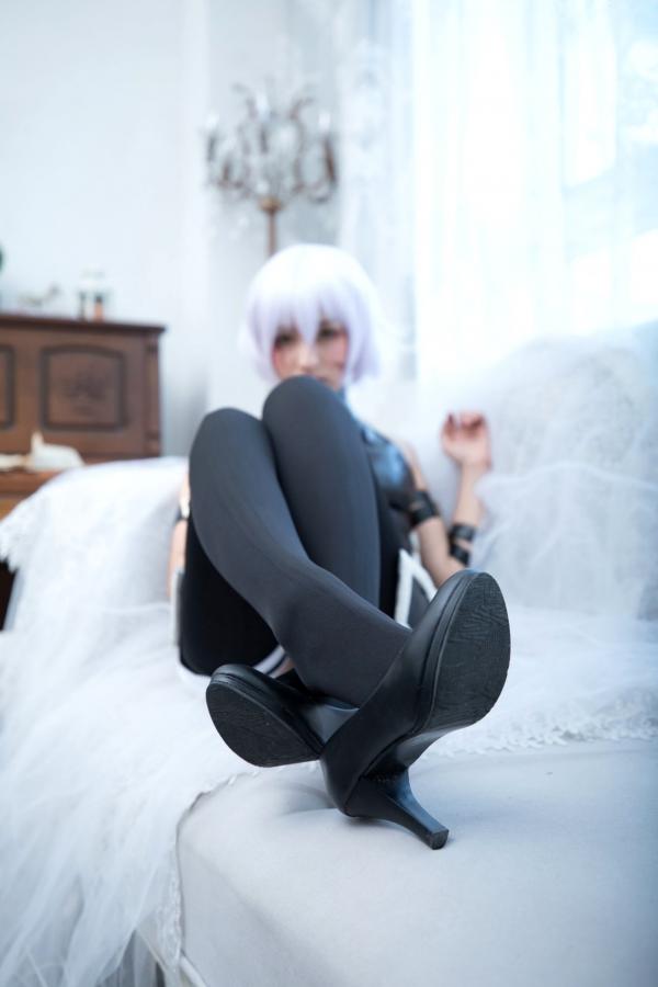    神楽坂真冬-008-绝对服从：高还原度FGO动漫COSPLAY写真，冷艳战斗装与极致身材完美融合，硬核魅惑第38张图片
