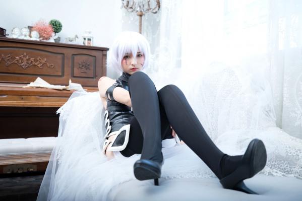    神楽坂真冬-008-绝对服从：高还原度FGO动漫COSPLAY写真，冷艳战斗装与极致身材完美融合，硬核魅惑第41张图片