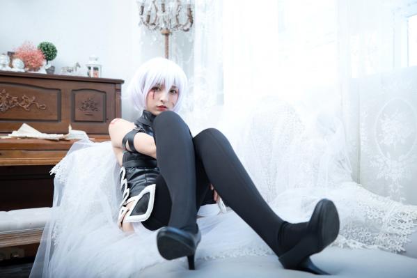    神楽坂真冬-008-绝对服从：高还原度FGO动漫COSPLAY写真，冷艳战斗装与极致身材完美融合，硬核魅惑第42张图片