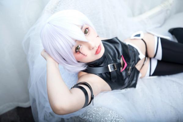    神楽坂真冬-008-绝对服从：高还原度FGO动漫COSPLAY写真，冷艳战斗装与极致身材完美融合，硬核魅惑第47张图片